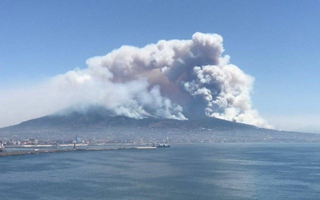 Εντυπωσιακό timelapse από τον καπνό ύψους 2χλμ στον Βεζούβιο